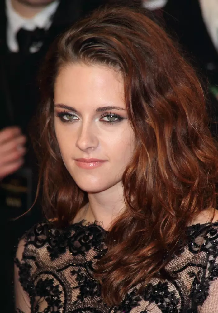 크리스틴 스튜어트(Kristen Stewart)는 겉보기에 어떤 염색약도 소화해낼 수 있는 또 다른 스타입니다. 여기에서 그녀는 이벤트에서 화려하고 물결 모양의 어번 자물쇠를 선보입니다.