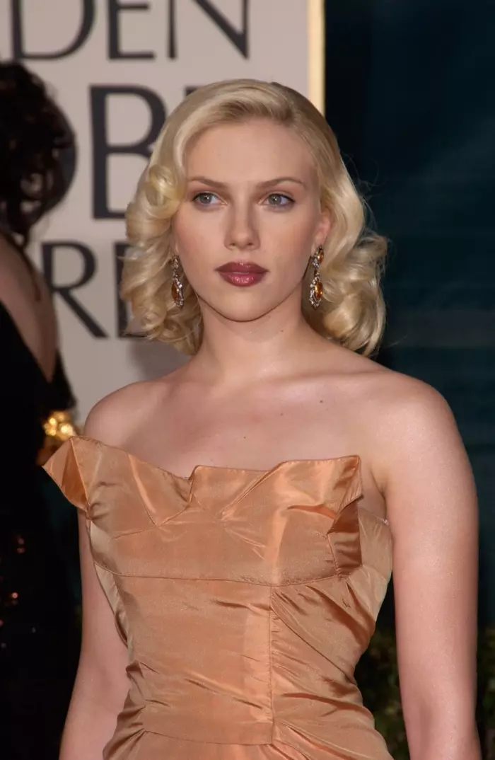 Tại giải Quả cầu vàng 2005, Scarlett Johansson đã thể hiện những lọn tóc vàng lấy cảm hứng từ Marilyn Monroe. Ảnh: Featureflash / Shutterstock.com