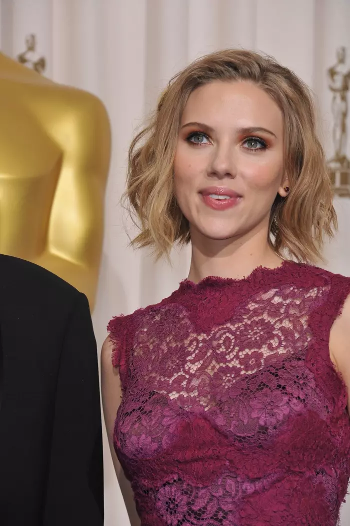 Vit pou pi devan pou 2011 ak Scarlett Johansson te gen yon koup cheve kout ak blond tranble nan Oscars yo. Foto: Jaguar PS / Shutterstock.com