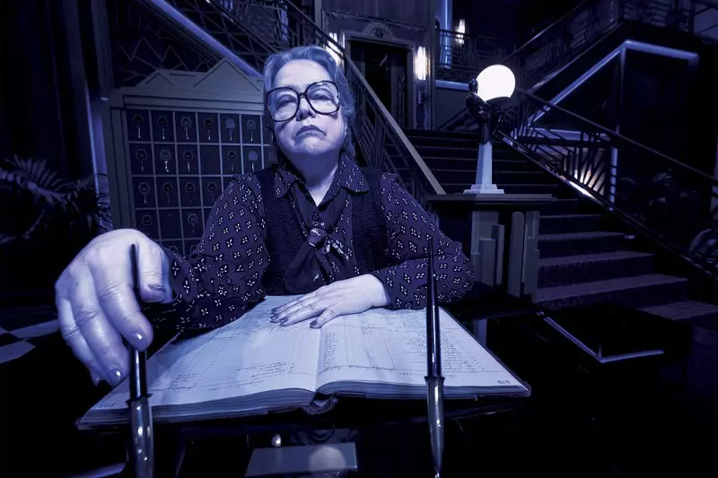 Kathy Bates como Iris