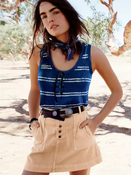 Bambi Northwood Blyth Poses sa Desert-Ready Dresses Gikan sa Libre nga mga Tawo