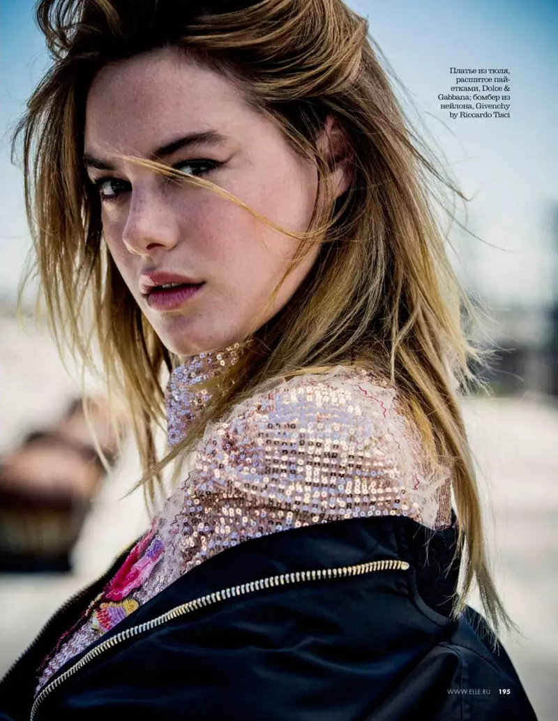 Camille Rowe bi çakêtê Givenchy re kincê Dolce & Gabbana-yê xêzkirî li xwe dike.