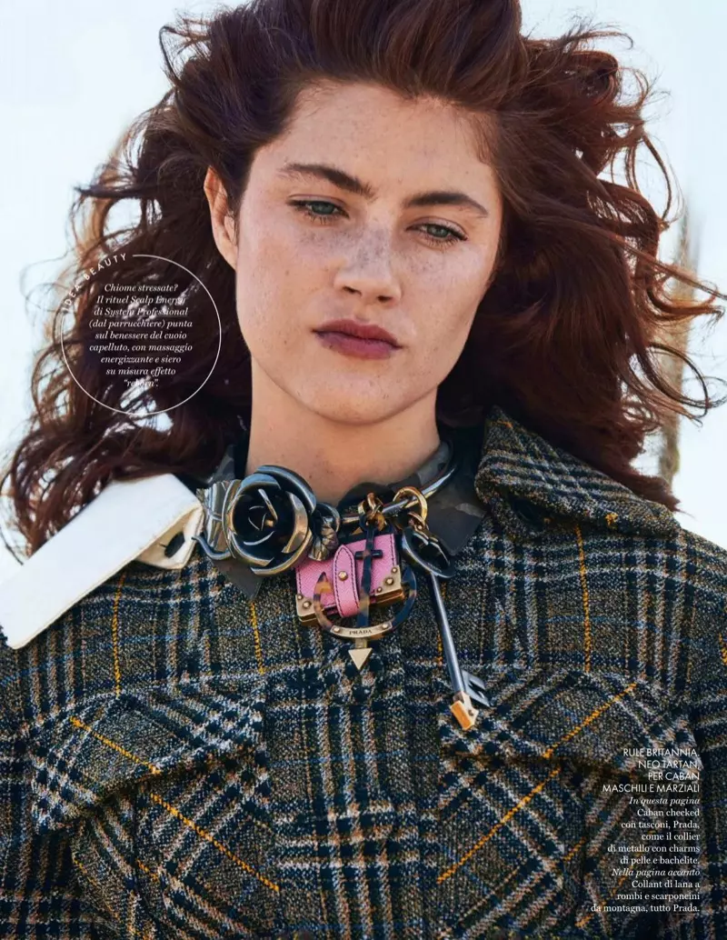 Model Anna Speckhart palto û aksesûarên Prada yên plaid li xwe dike