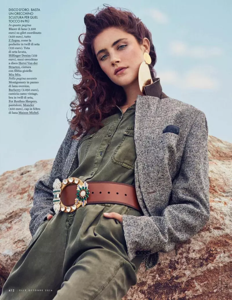 Model Anna Speckhart di blazerê Z Zegna de li ser jumpsuit Tommy Hilfiger tûj xuya dike