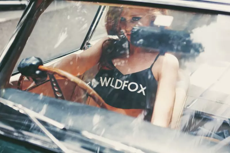 Sintia Diker “Wildfox” -yň 2013-nji ýylda ýüzmek kampaniýasy üçin “Bombshell” oýnaýar