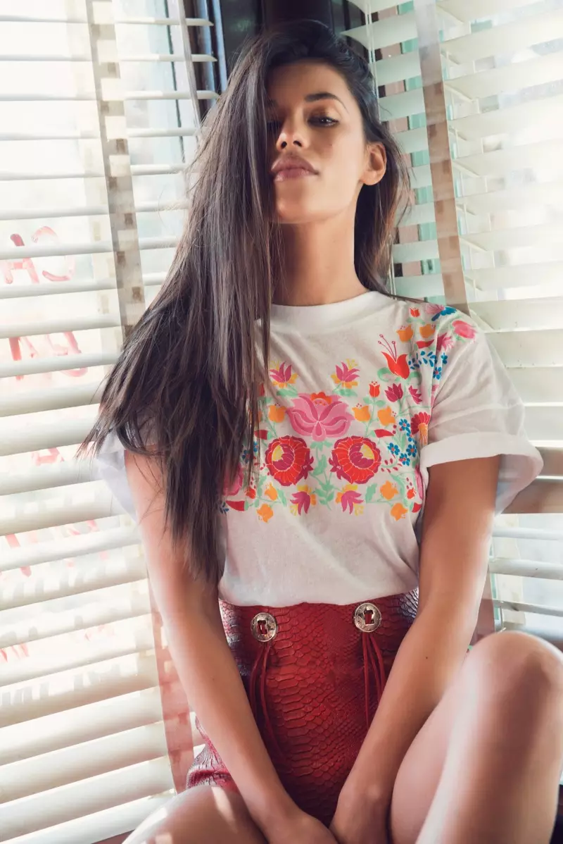 A modelo leva a camiseta de Wildfox's Folktale Favorite