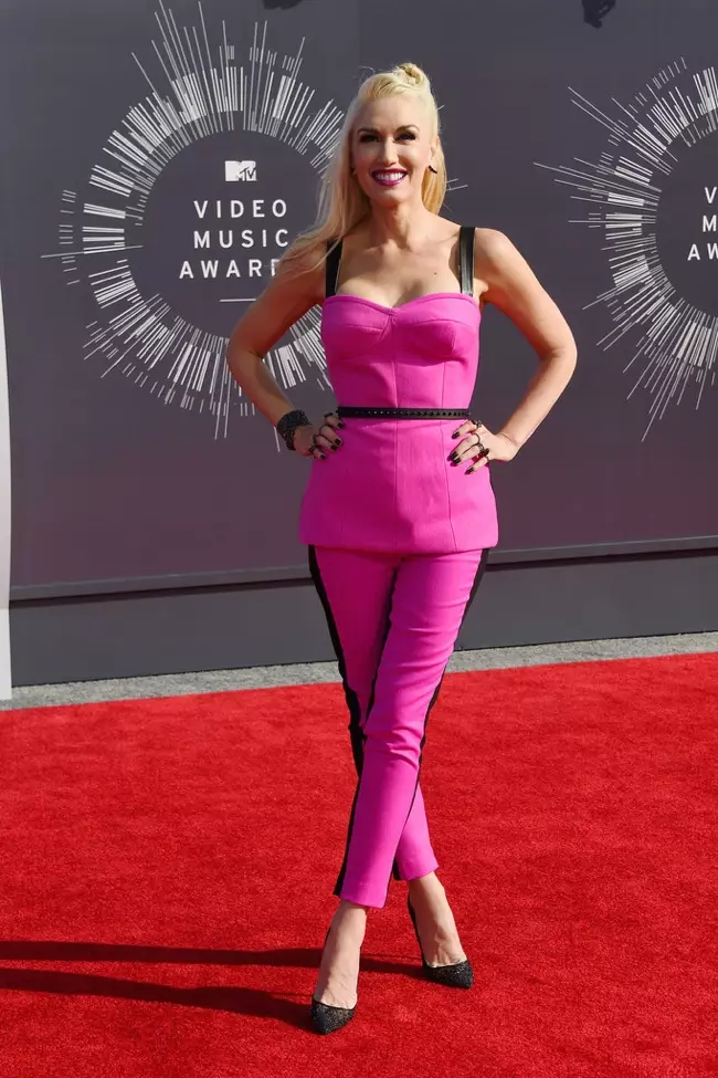 Gwen Stefani huet rosa a schwaarz Hosen Look