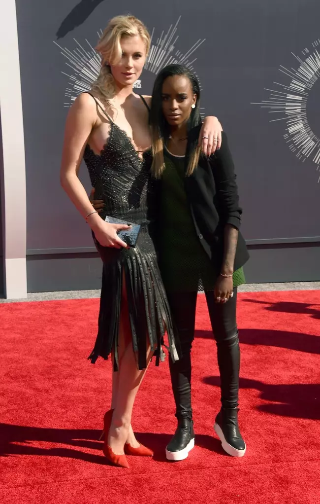 Η Ireland Baldwin και ο Angel Haze φορούν μαύρα