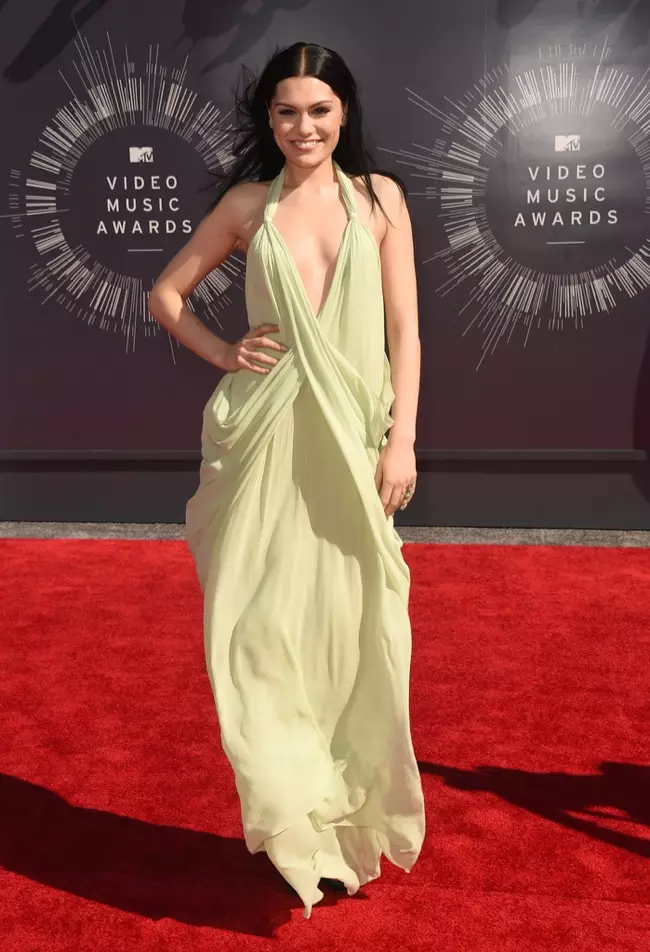 Jessie J leva un vestido Halston vintage