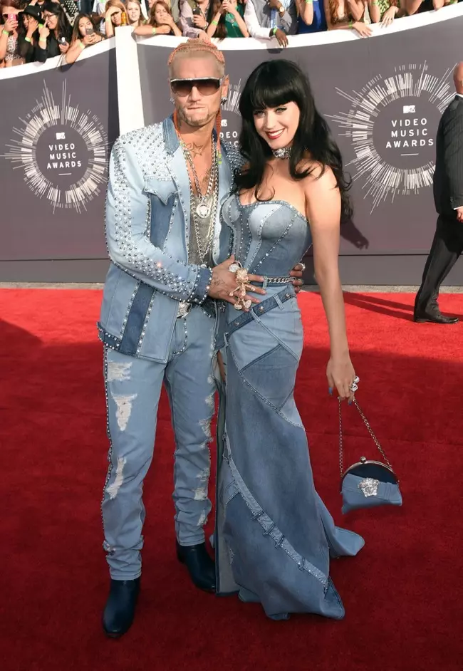 Katy Perry ni denim aṣa lori oju denim lati Versace