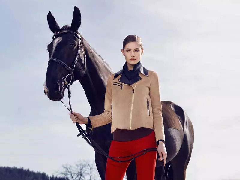 Nadja Bender og Maud Welzen Get Equestrian for Gucci Style av Benjamin Grillon