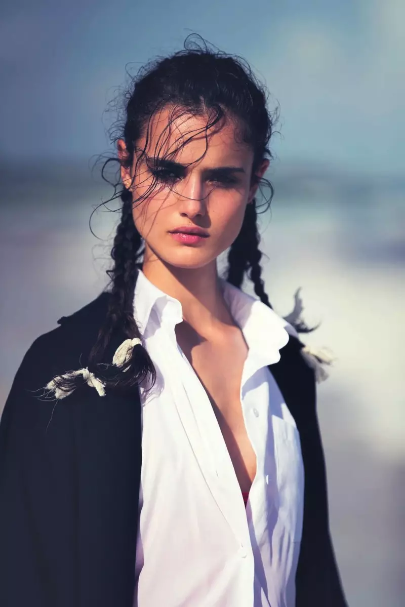 Yakın çekimde Blanca Padilla, Valentino süveterini ve üstünü modelliyor