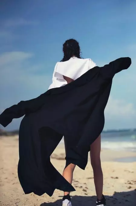 Blanca Padilla valkā vieglus pludmales stilus, kas paredzēti Marie Claire Italy