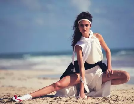 Blanca Padilla valkā vieglus pludmales stilus, kas paredzēti Marie Claire Italy