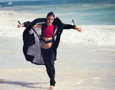 Blanca Padilla dėvi lengvus paplūdimio stilius, skirtus Marie Claire Italy