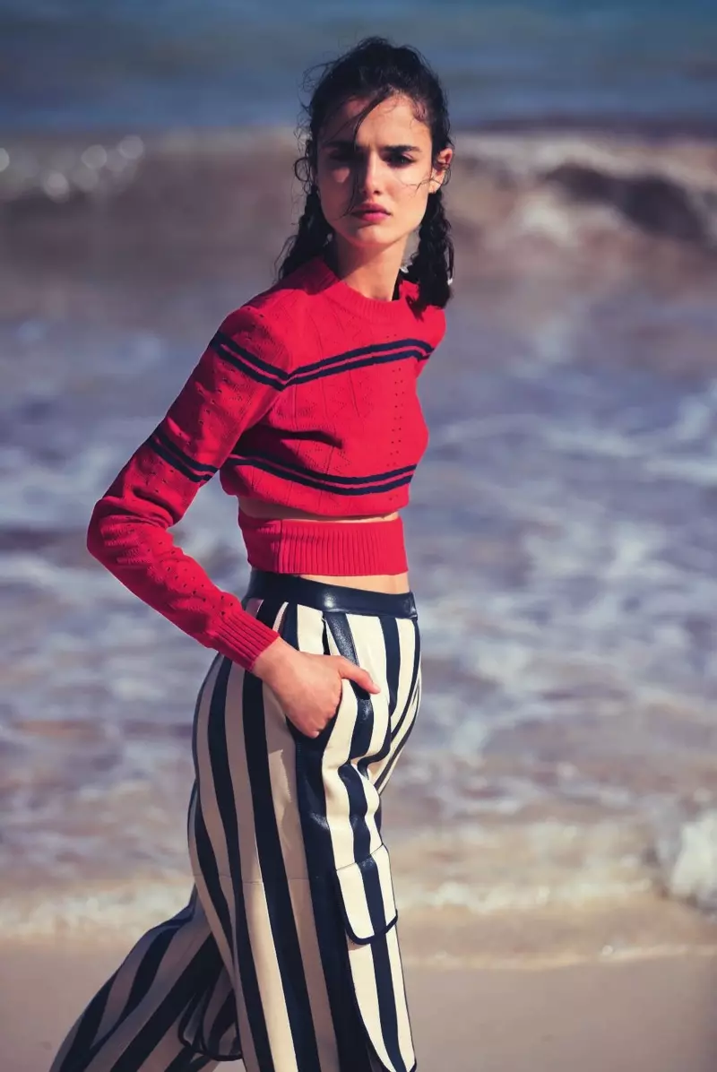 Blanca Padilla modele pulover cropped si pantaloni cu dungi Fendi