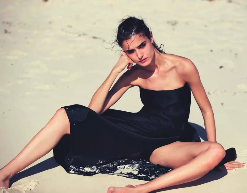 Klaaid yn swart, Blanca Padilla modellen Miu Miu bandeau top, rok en shorts