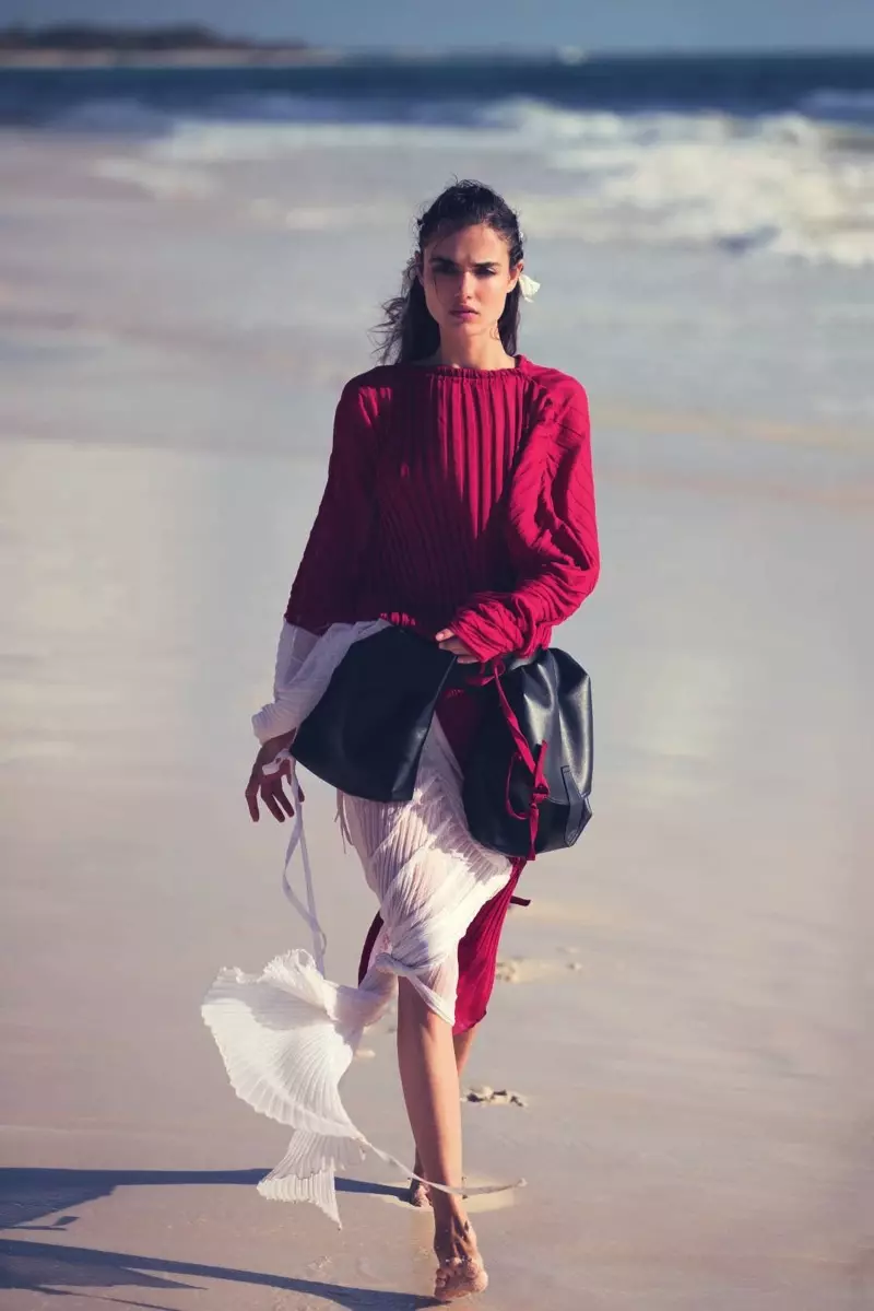 Blanca Padilla মডেল Marni bicolor ড্রেস সঙ্গে pleats এবং ব্যাগ সঙ্গে বেল্ট