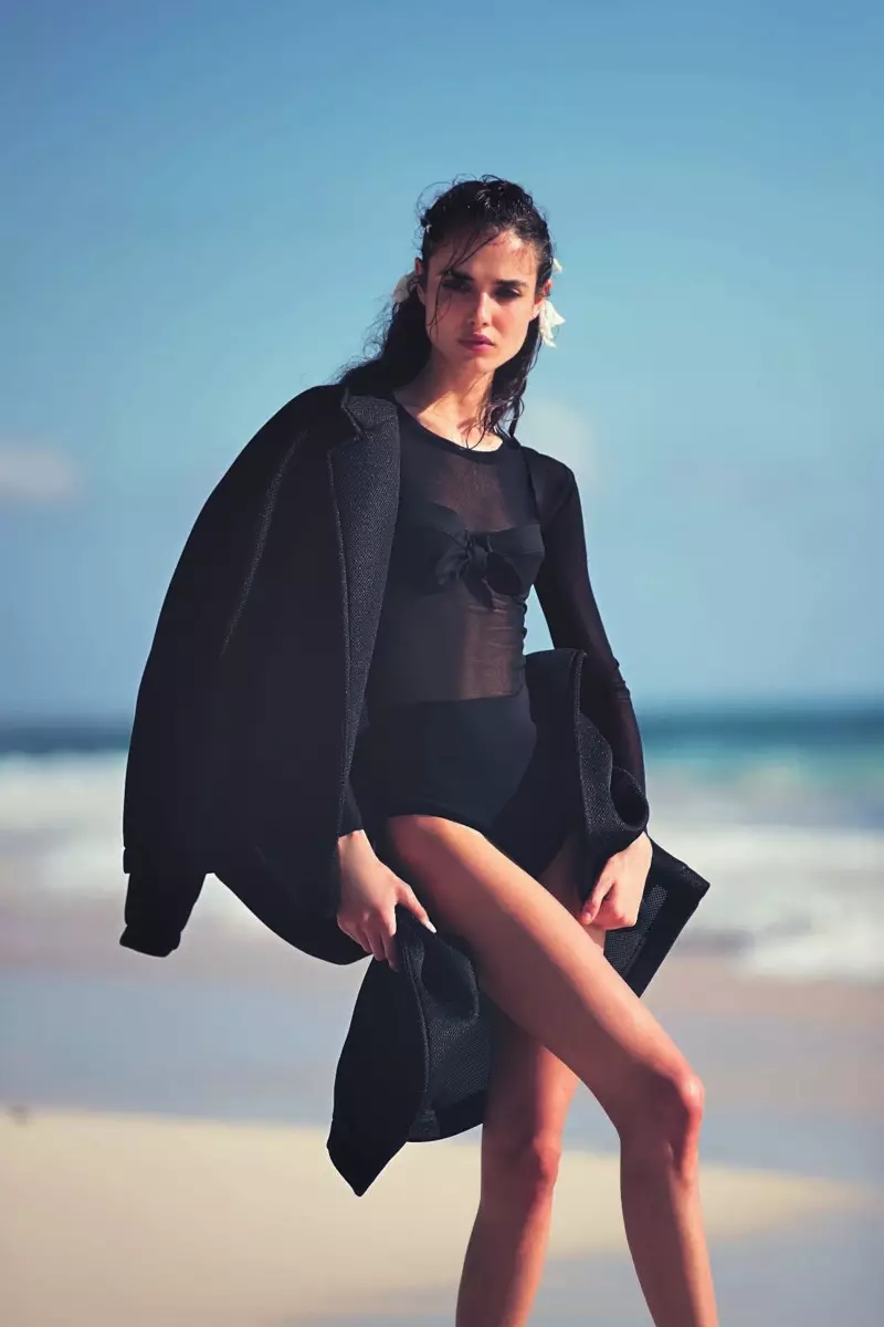 Blanca Padilla poserer i Max Mara-frakk, body, bh og truser