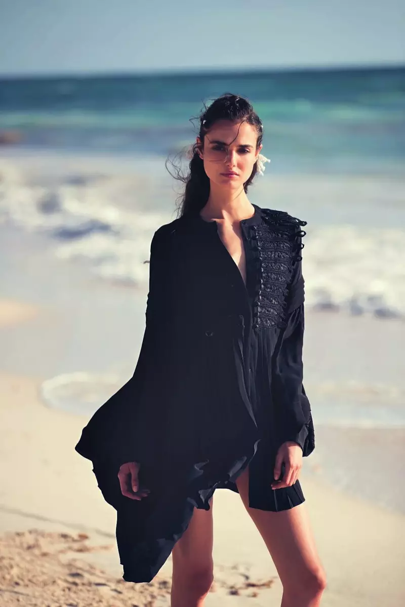 Blanca Padilla modela caftà Ermanno Scervino amb plissat