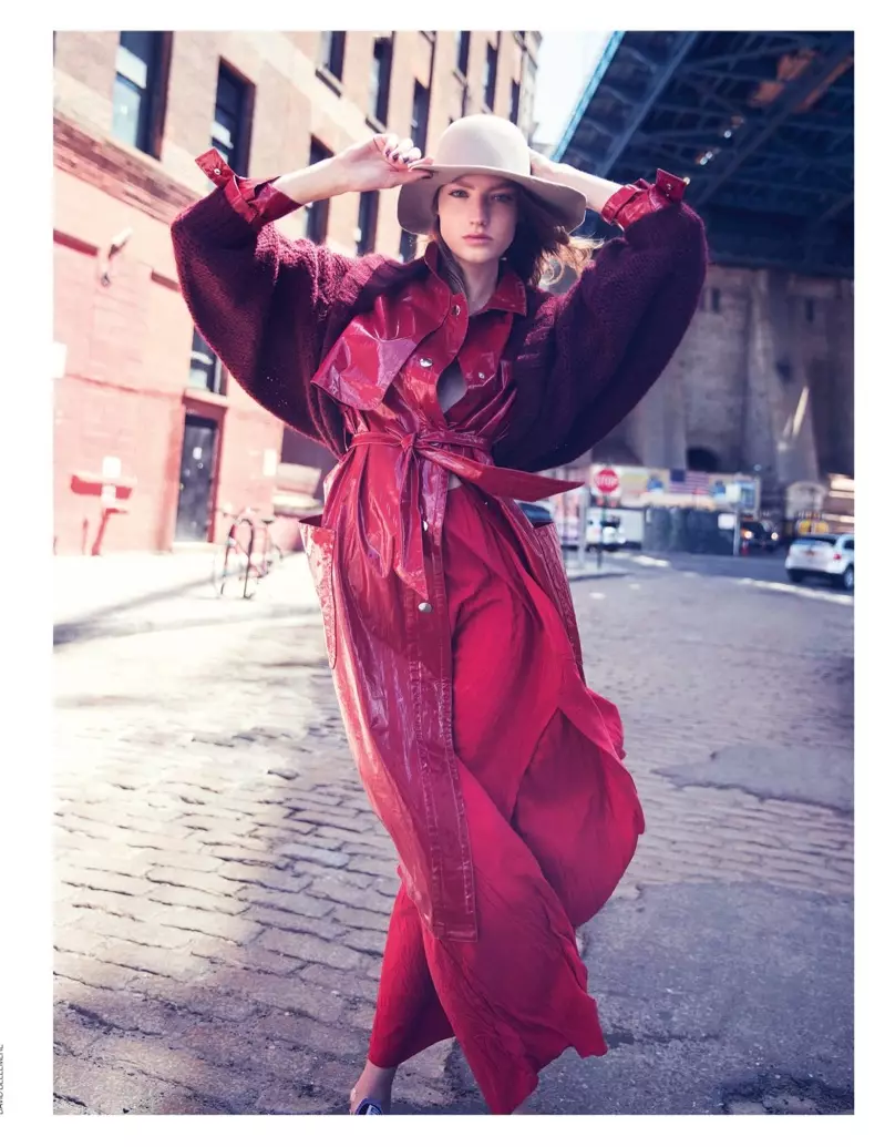 Napakainit ng hitsura, modelo ng Susanne Knipper ng Atos wool-blend coat, Isabel Marant lacquered coat, Forte Forte silk skirt at Reinhard Plank hat