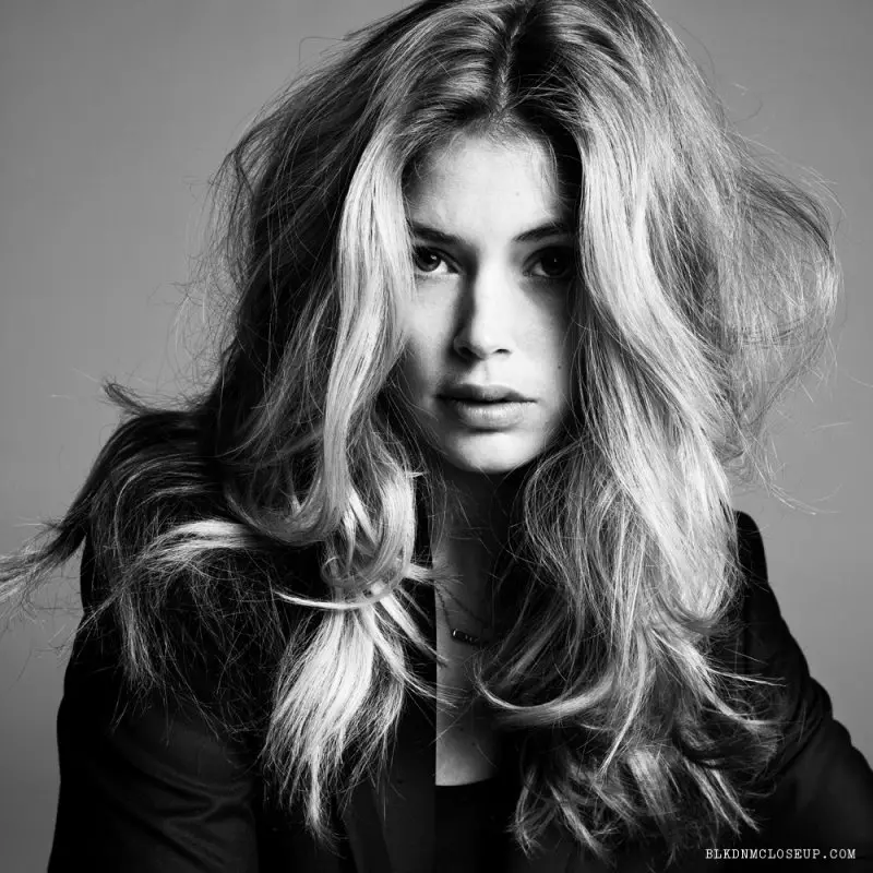 Anja Rubik、Doutzen Kroes、Lily Donaldson 和其他人在 BLK DNM 为 Inez 和 Vinoodh 合影