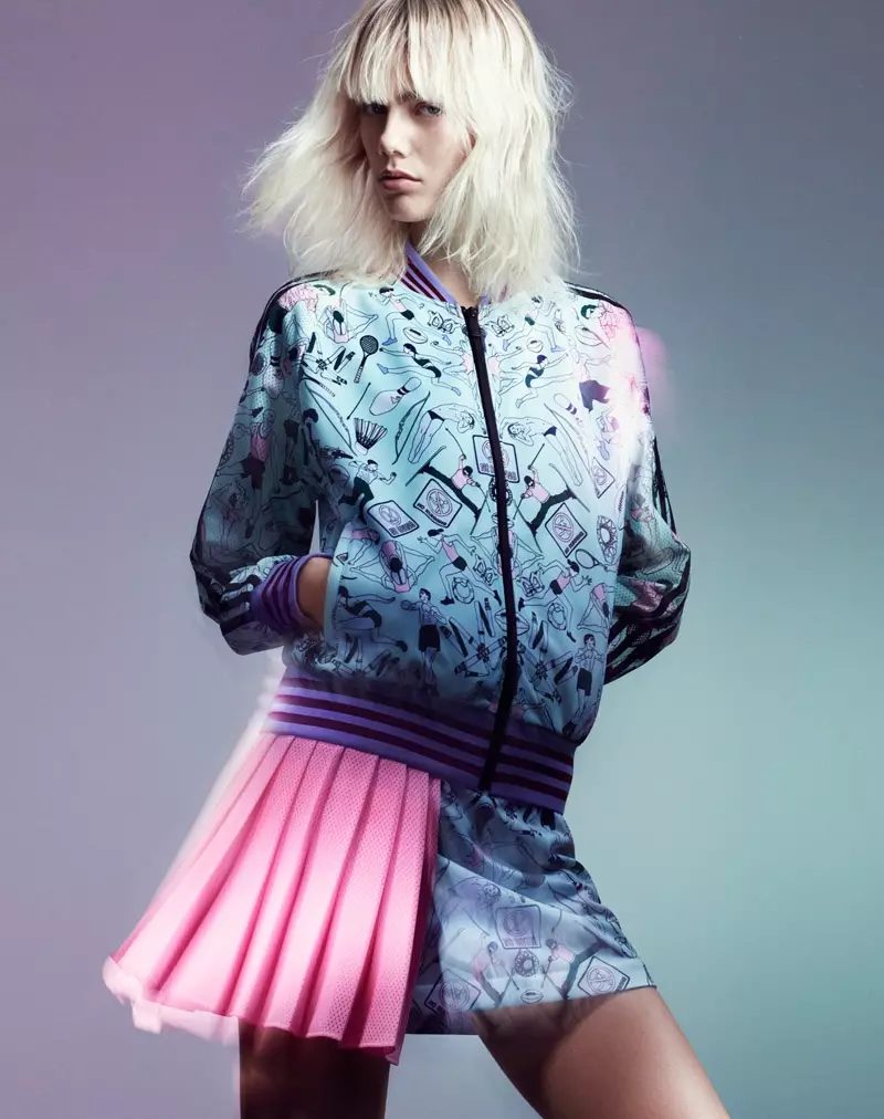 Une veste universitaire associée à une jupe plissée Mary Katrantzou x adidas Originals