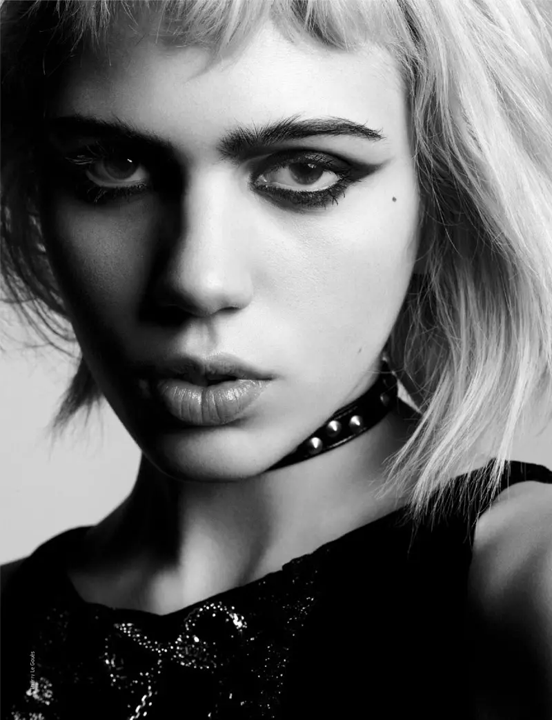 Das Model trägt im Editorial alle Looks von Saint Laurent by Hedi Slimane