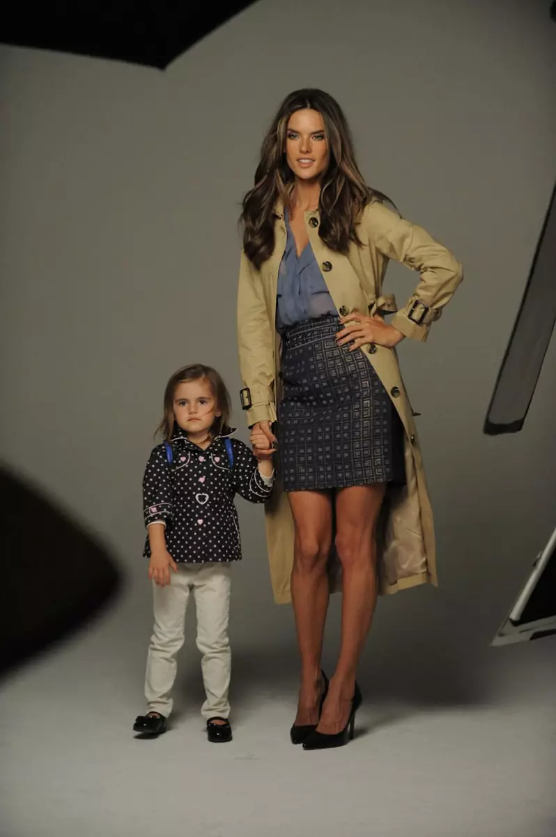 U-Alessandra Ambrosio Ubuyela Emkhankasweni we-London Fog's Spring 2013