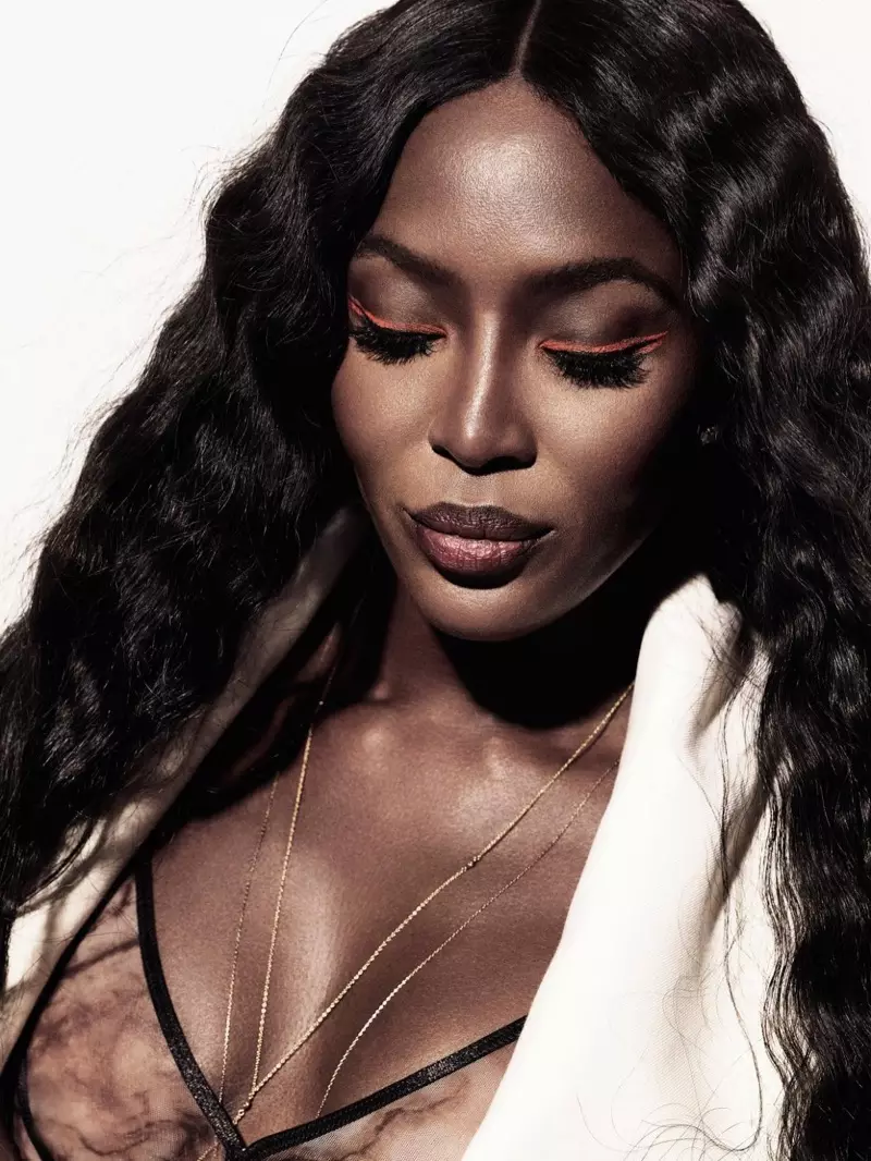 Naomi Campbell dia mampiseho endrika eyeliner amin'ny palitao Burberry sy bra Christopher Kane