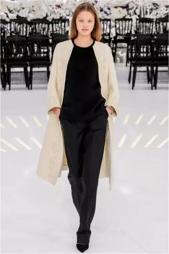 Dior's Fall 2014 Couture Show সময় ও স্থানের মাধ্যমে একটি ট্রিপ নেয়