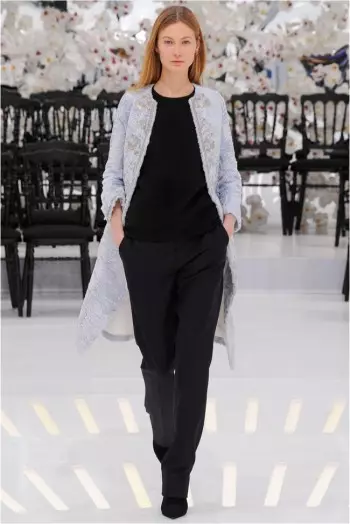 Dior's Fall 2014 Couture Show කාලය සහ අවකාශය හරහා ගමනක් යයි