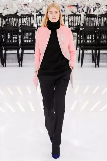 Dior's Fall 2014 Couture Show nimt in reis troch tiid en romte