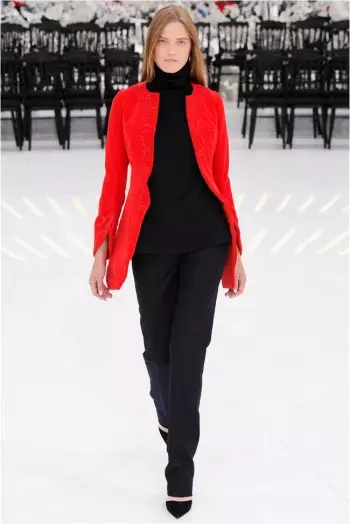 Dior's Fall 2014 Couture Show ਸਮੇਂ ਅਤੇ ਸਪੇਸ ਦੁਆਰਾ ਇੱਕ ਯਾਤਰਾ ਕਰਦਾ ਹੈ