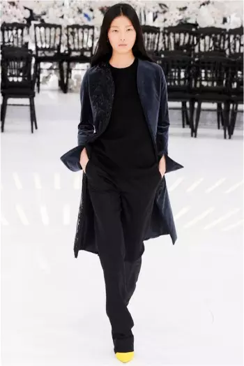 Dior-en 2014ko udazkeneko Couture Show-ek bidaia bat egiten du denboran eta espazioan zehar