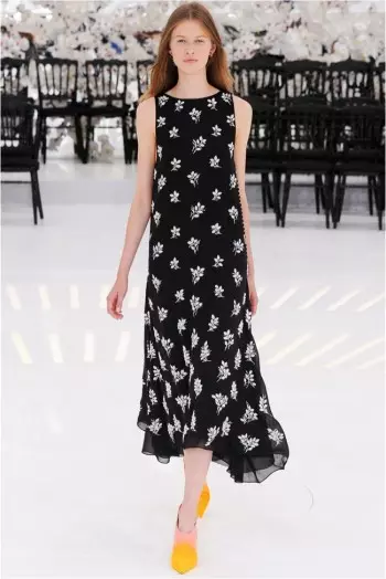 Dior's Fall 2014 Couture Show সময় ও স্থানের মাধ্যমে একটি ট্রিপ নেয়