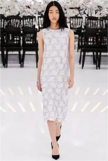 د Dior's Fall 2014 Couture Show د وخت او ځای له لارې سفر کوي