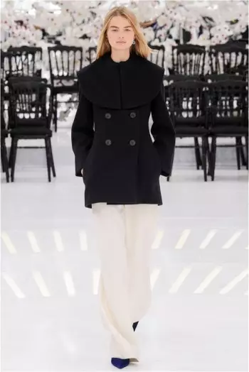 Dior's Fall 2014 Couture Show সময় ও স্থানের মাধ্যমে একটি ট্রিপ নেয়