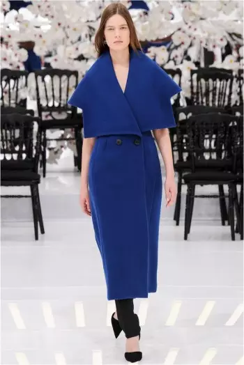 Dior's Fall 2014 Couture Show nimt in reis troch tiid en romte