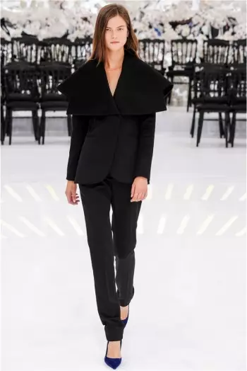 د Dior's Fall 2014 Couture Show د وخت او ځای له لارې سفر کوي