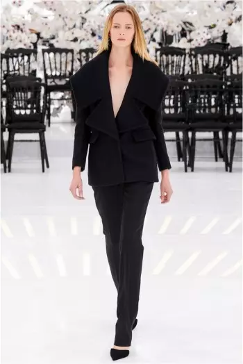 Dior's Fall 2014 Couture Show ले समय र स्थान मार्फत यात्रा गर्छ