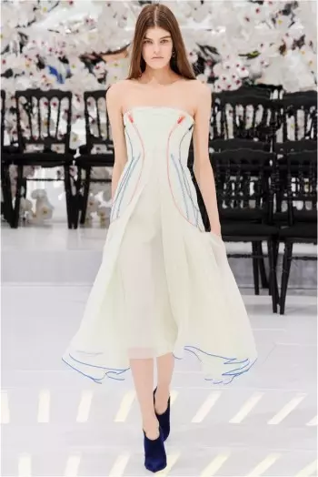 د Dior's Fall 2014 Couture Show د وخت او ځای له لارې سفر کوي