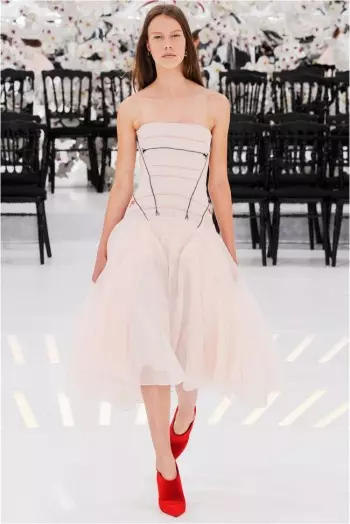 Dior's Fall 2014 Couture Show Njupuk Trip Liwat Wektu & Spasi