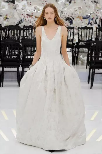 Dior's Fall 2014 Couture Show කාලය සහ අවකාශය හරහා ගමනක් යයි