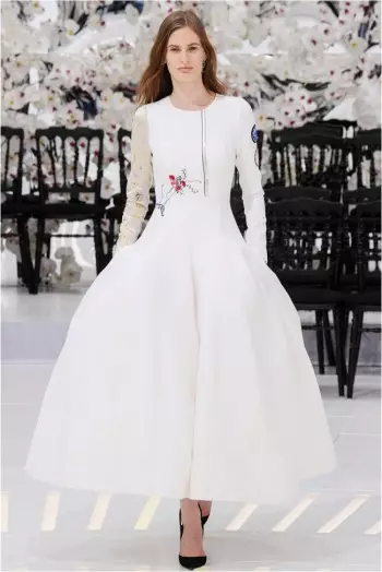 Dior's Fall 2014 Couture Show ਸਮੇਂ ਅਤੇ ਸਪੇਸ ਦੁਆਰਾ ਇੱਕ ਯਾਤਰਾ ਕਰਦਾ ਹੈ