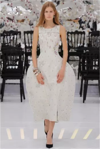 Dior's Fall 2014 Couture Show সময় ও স্থানের মাধ্যমে একটি ট্রিপ নেয়