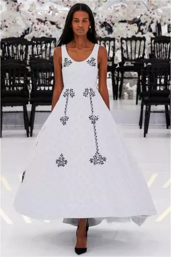 Dior-en 2014ko udazkeneko Couture Show-ek bidaia bat egiten du denboran eta espazioan zehar