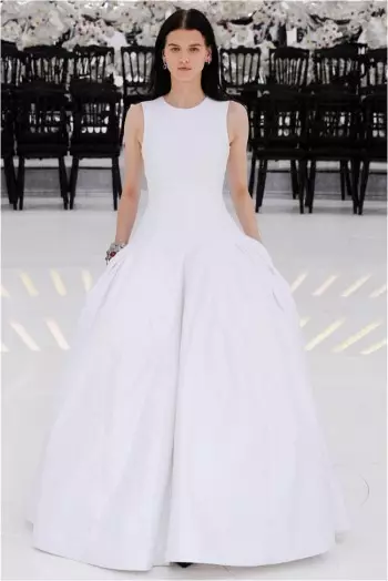 Pertunjukan Couture Dior's Fall 2014 Mengambil Perjalanan Melalui Masa & Ruang