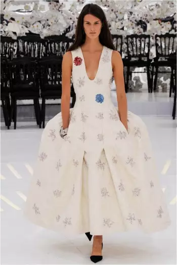 El desfile de Alta Costura Otoño 2014 de Dior hace un viaje a través del tiempo y el espacio