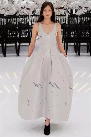 د Dior's Fall 2014 Couture Show د وخت او ځای له لارې سفر کوي